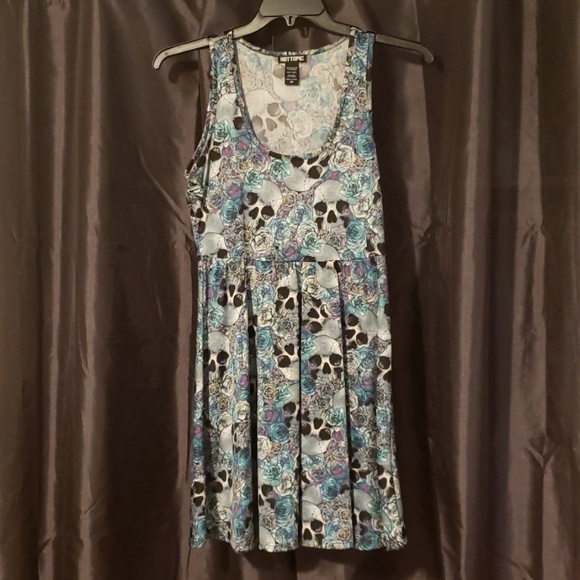 Dresss - Picture 1 of 4